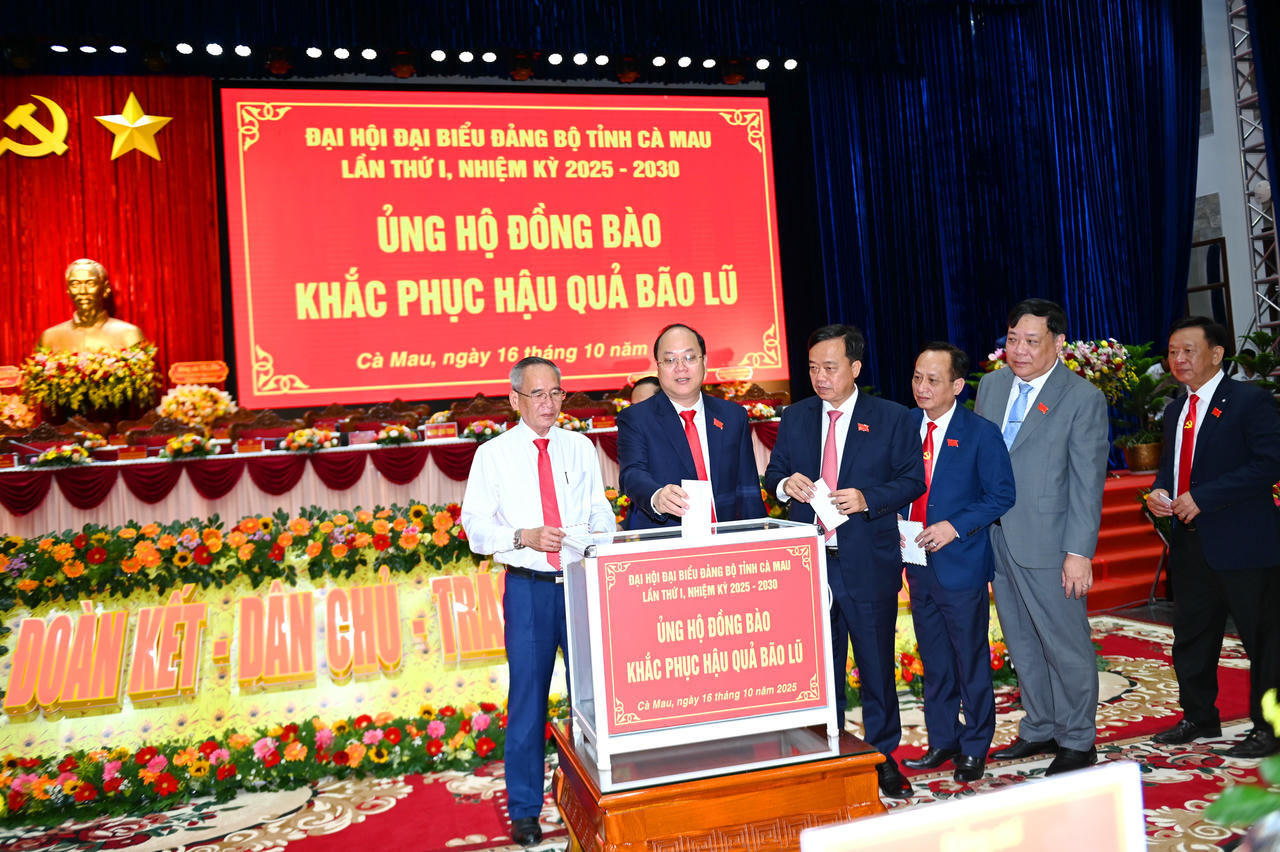 Trước khi Đại hội tiến hành Phiên trù bị, các đại biểu tham gia ủng hộ đồng bào bị thiệt hại do thiên tai gây ra. (Ảnh: BTC Đại hội)