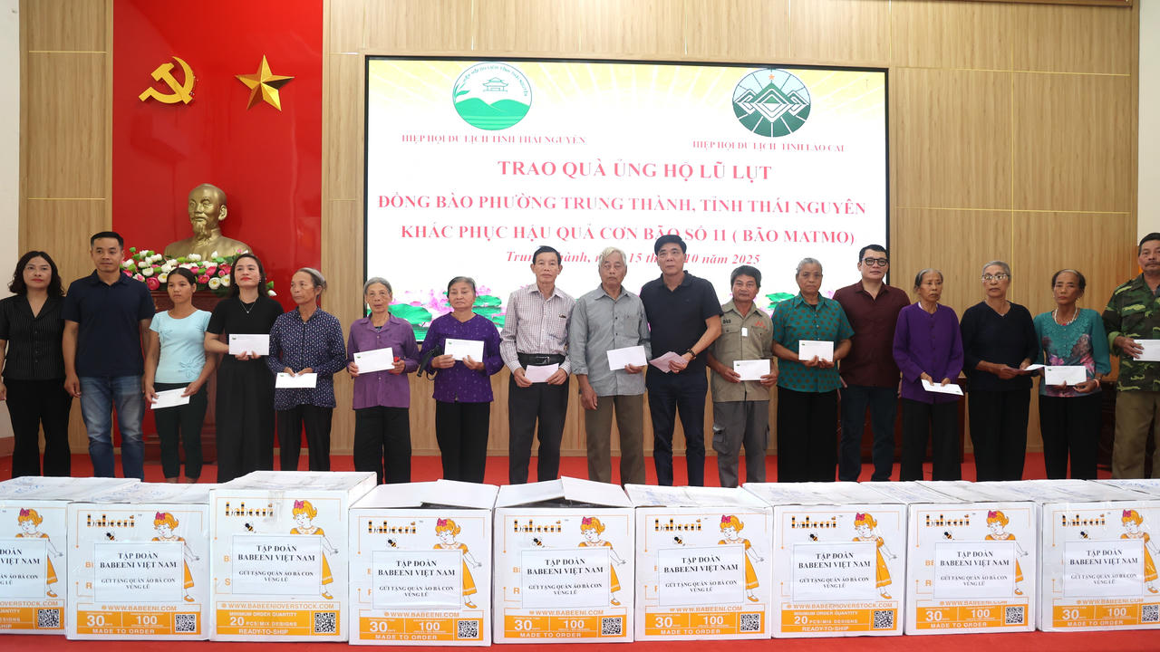 Đoàn trao quà ủng hộ chính quyền và Nhân dân phường Trung Thành.