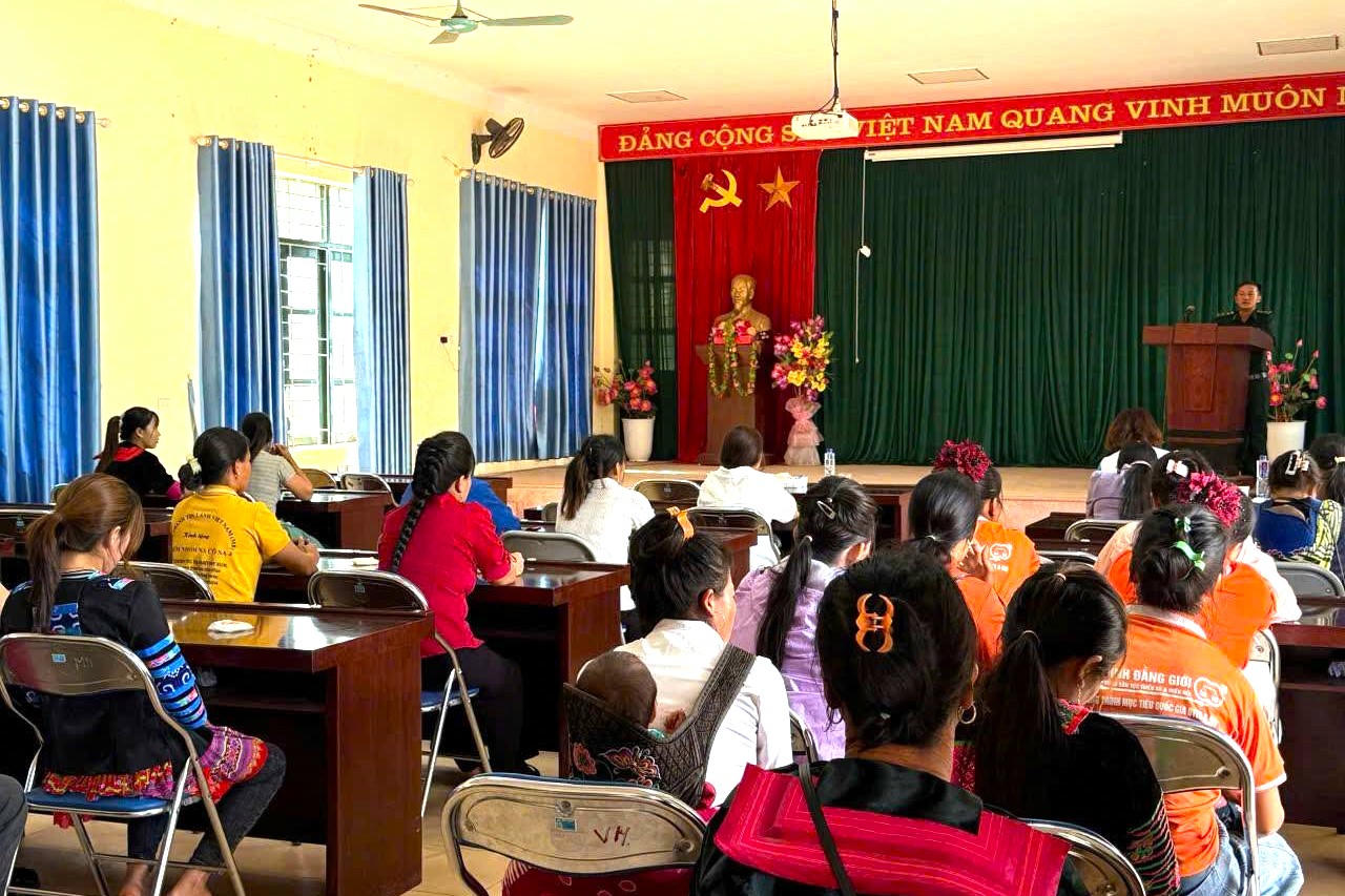 Đồn Biên phòng Na Cô Sa phối hợp với Hội Liên hiệp Phụ nữ tổ chức buổi tuyên truyền, phổ biến, giáo dục pháp luật cho hội viên phụ nữ trên địa bàn. Đây là hoạt động thiết thực, ý nghĩa trong công tác vận động quần chúng, đặc biệt là phụ nữ vùng biên, cùng chung tay giữ gìn an ninh trật tự, xây dựng địa bàn an toàn, phát triển. (Ảnh: ĐBP Na Cô Sa)