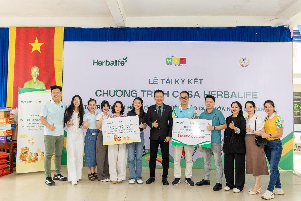 Ông Nguyễn Thành Đạt – Giám đốc Truyền thông Herbalife Việt Nam, Campuchia &amp; Thái Lan cùng các Thành viên Độc lập Herbalife tại lễ tái ký kết ở Đà Nẵng.