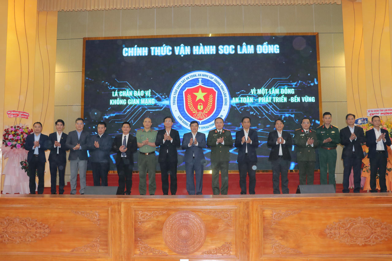 Các đại biểu chúc mừng Trung tâm SOC đi vào vận hành.