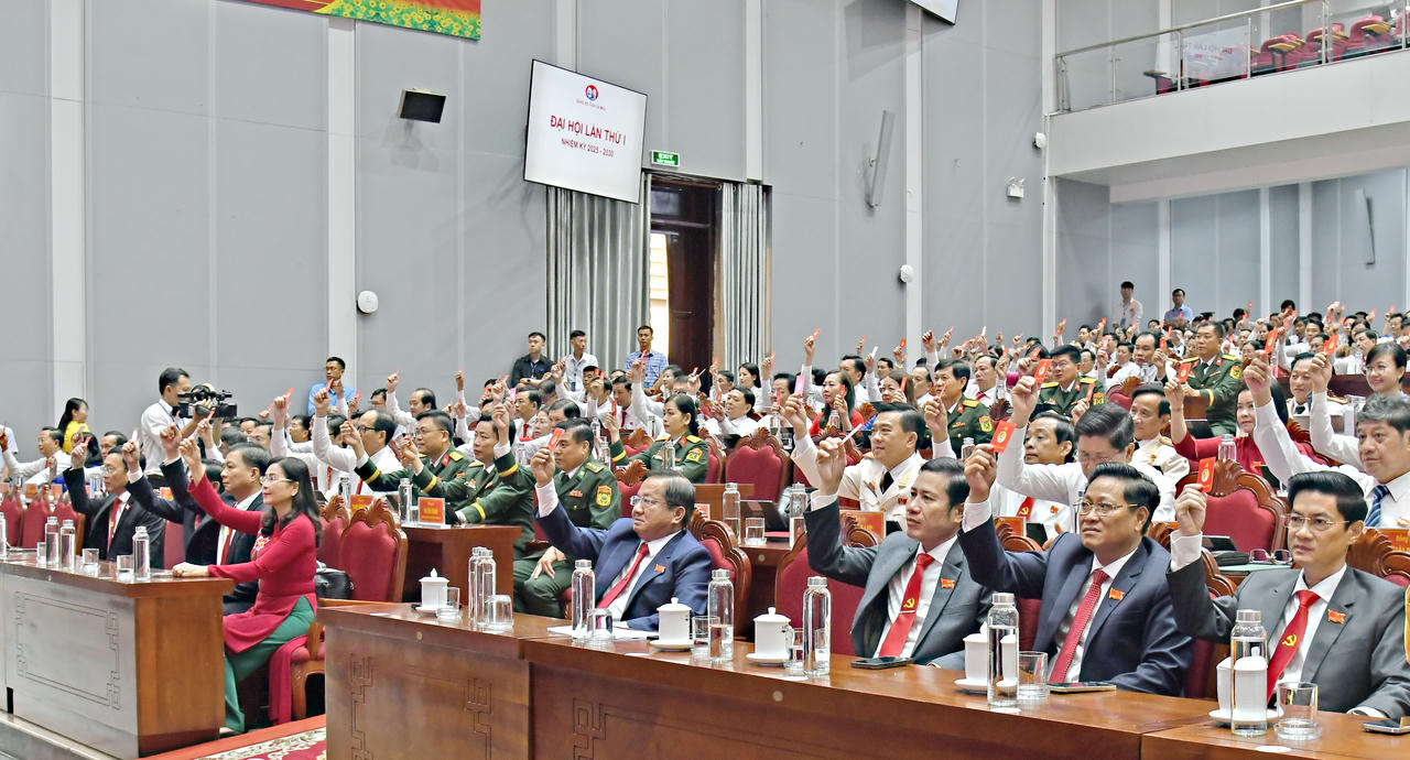 Đại biểu thông qua biểu quyết. (Ảnh: BTC Đại hội)