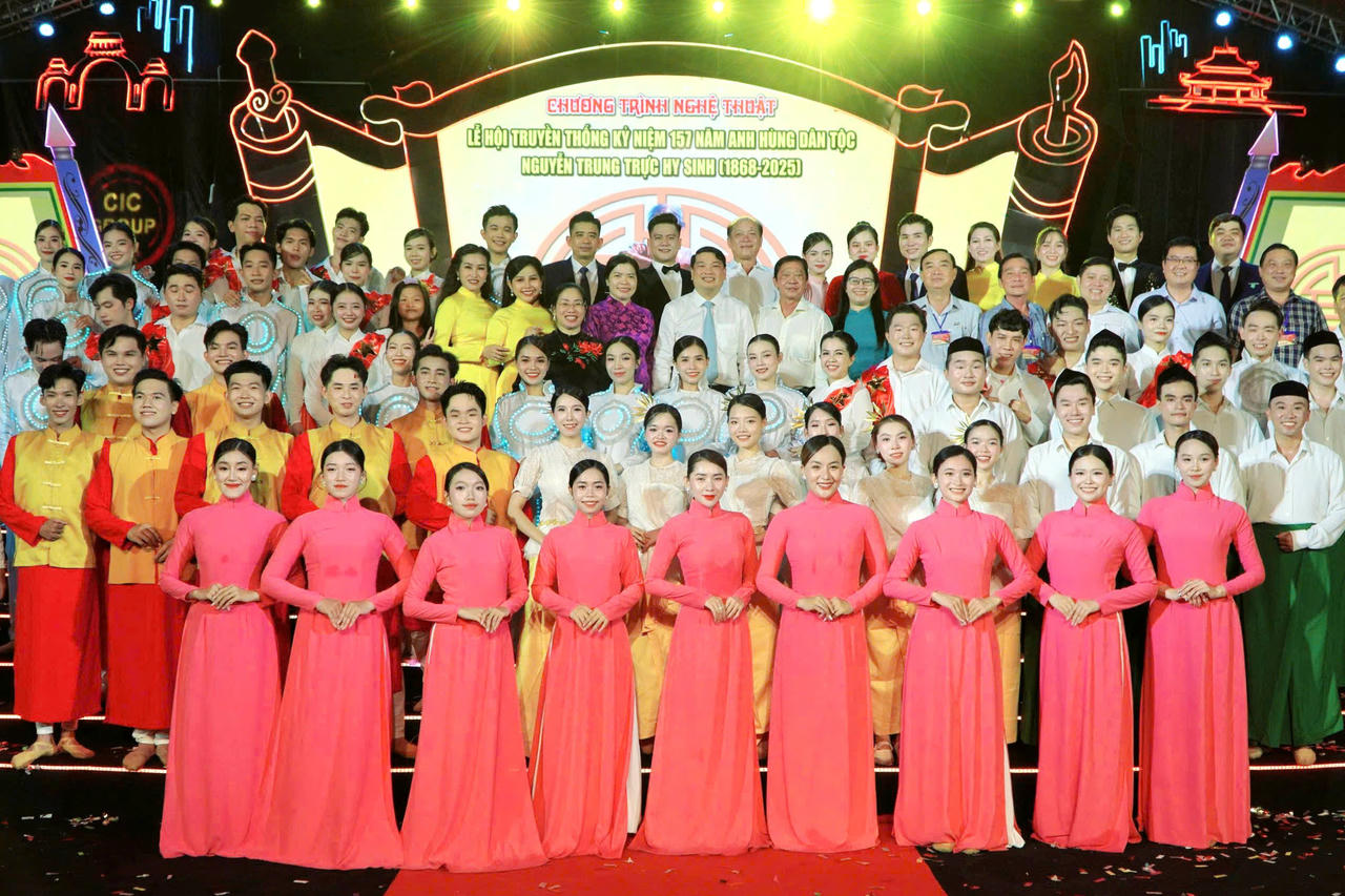 Các đại biểu chụp ảnh lưu niệm cùng nghệ sỹ trong chương trình nghệ thuật kỷ niệm 157 năm Anh hùng dân tộc Nguyễn Trung Trực hy sinh (1868 - 2025).