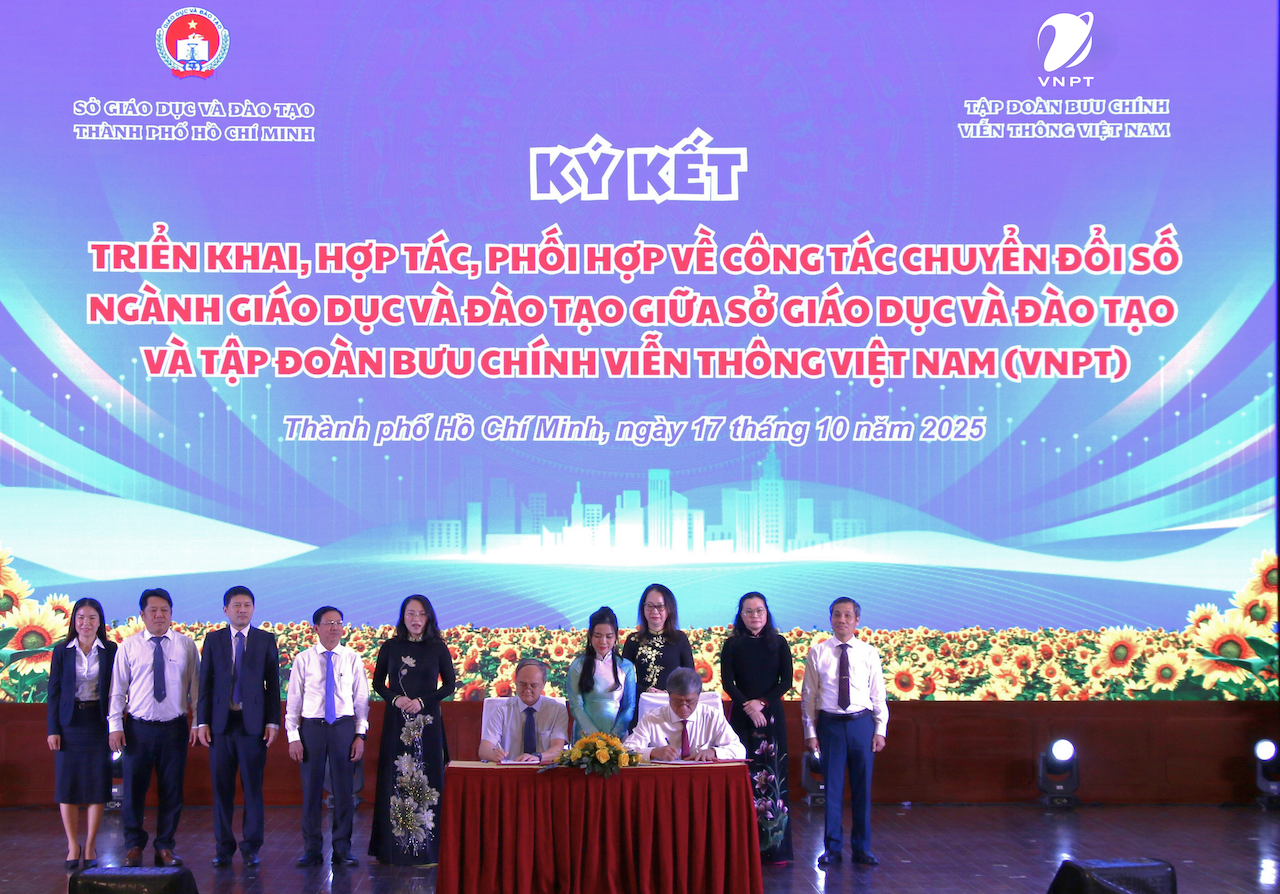 Lãnh đạo VNPT thành phố Hồ Chí Minh và Sở Giáo dục &amp; Đào tạo thành phố Hồ Chí Minh ký kết biên bản Thỏa thuận hợp tác.