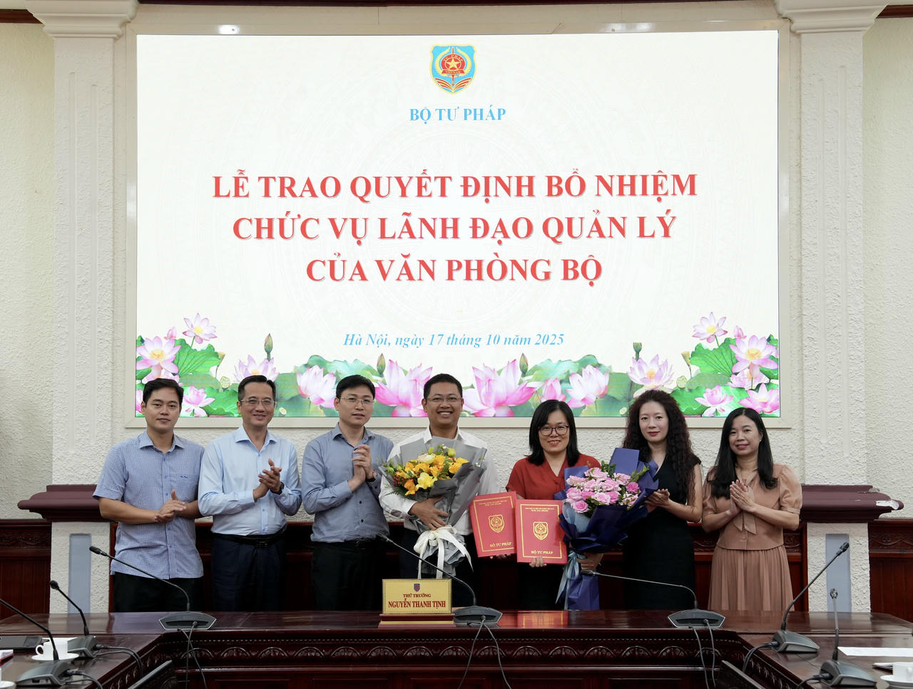 Lãnh đạo Văn phòng Bộ chúc mừng 2 đồng chí