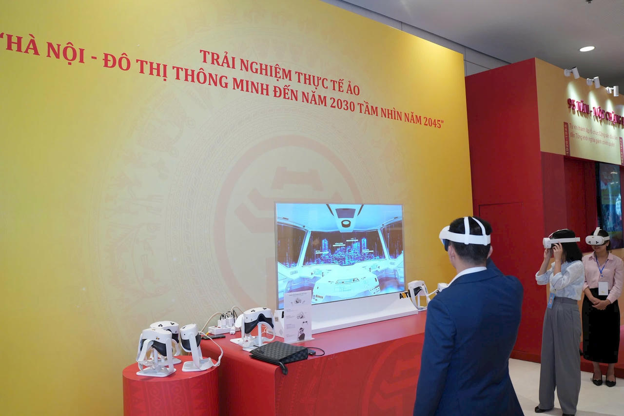 Trải nghiệm ứng dụng “Hà Nội thông minh qua kính thực tế ảo (VR)”.