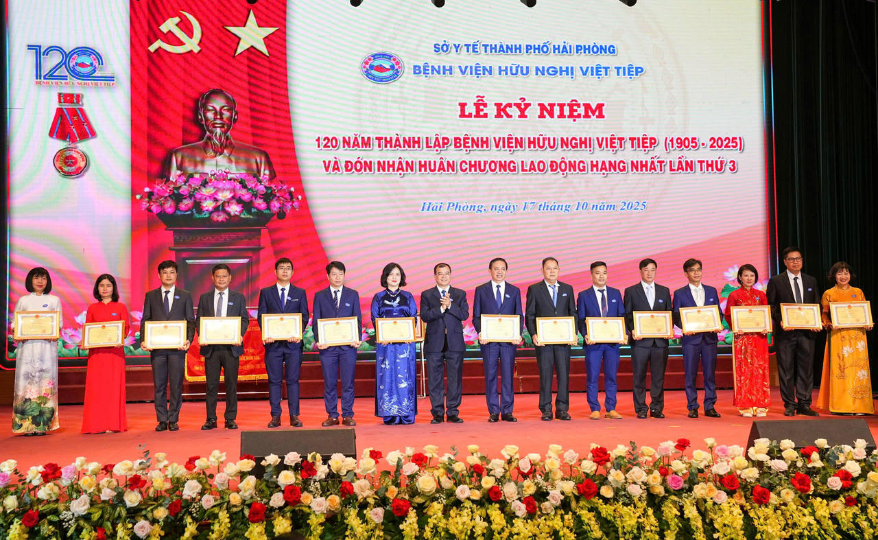 Phó chủ tịch UBND TP Hải Phòng Nguyễn Minh Hùng trao Bằng khen của Chủ tịch UBND tặng các cá nhân, tập thể.