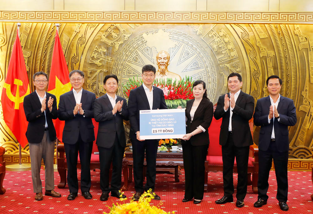 Tổng Giám đốc Samsung Việt Nam đã trao tặng 2,5 tỷ đồng hỗ trợ Nhân dân Bắc Ninh khắc phục hậu quả mưa lũ.
