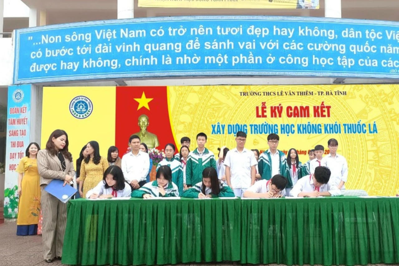 Học sinh trường THCS Lê Văn Thiêm ký cam kết không sử dụng các loại thuốc lá, thuốc điện tử.