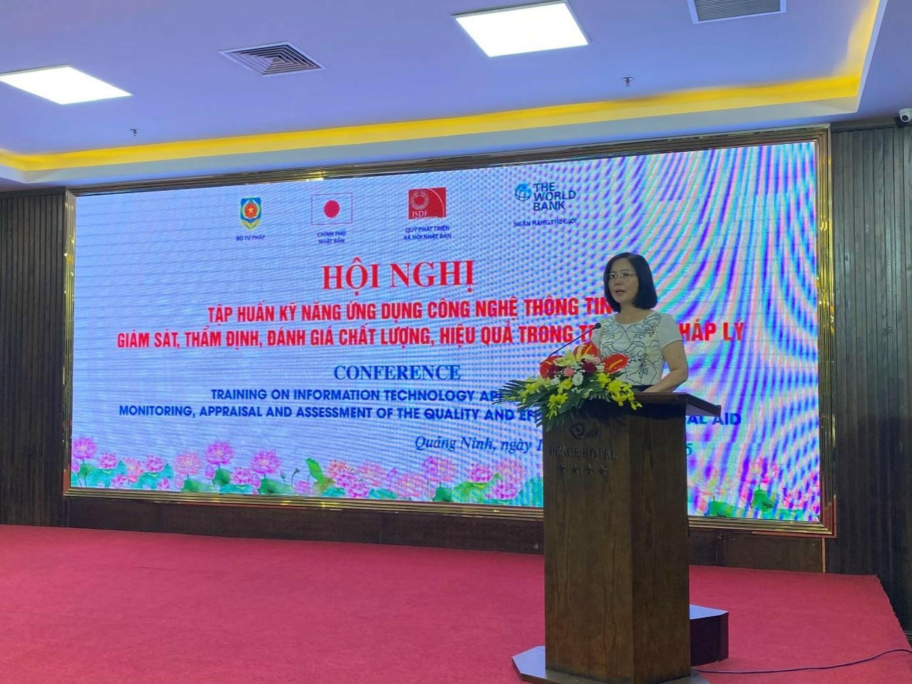 Bà Vũ Thị Hường – Phó Cục trưởng Cục Phổ biến, giáo dục pháp luật và Trợ giúp pháp lý phát biểu khai mạc Hội nghị