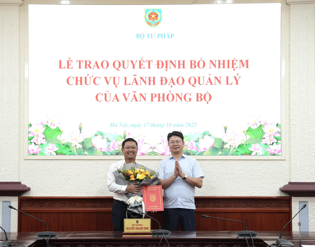 Thứ trưởng Nguyễn Thanh Tịnh trao quyết định điều động, bổ nhiệm đồng chí Nguyễn Xuân Nam, Phó Trưởng phòng Phòng Cải cách hành chính và Kiểm soát thủ tục hành chính giữ chức vụ Quyền Trưởng phòng Phòng Tiếp dân và Giải quyết khiếu nại, tố cáo. 