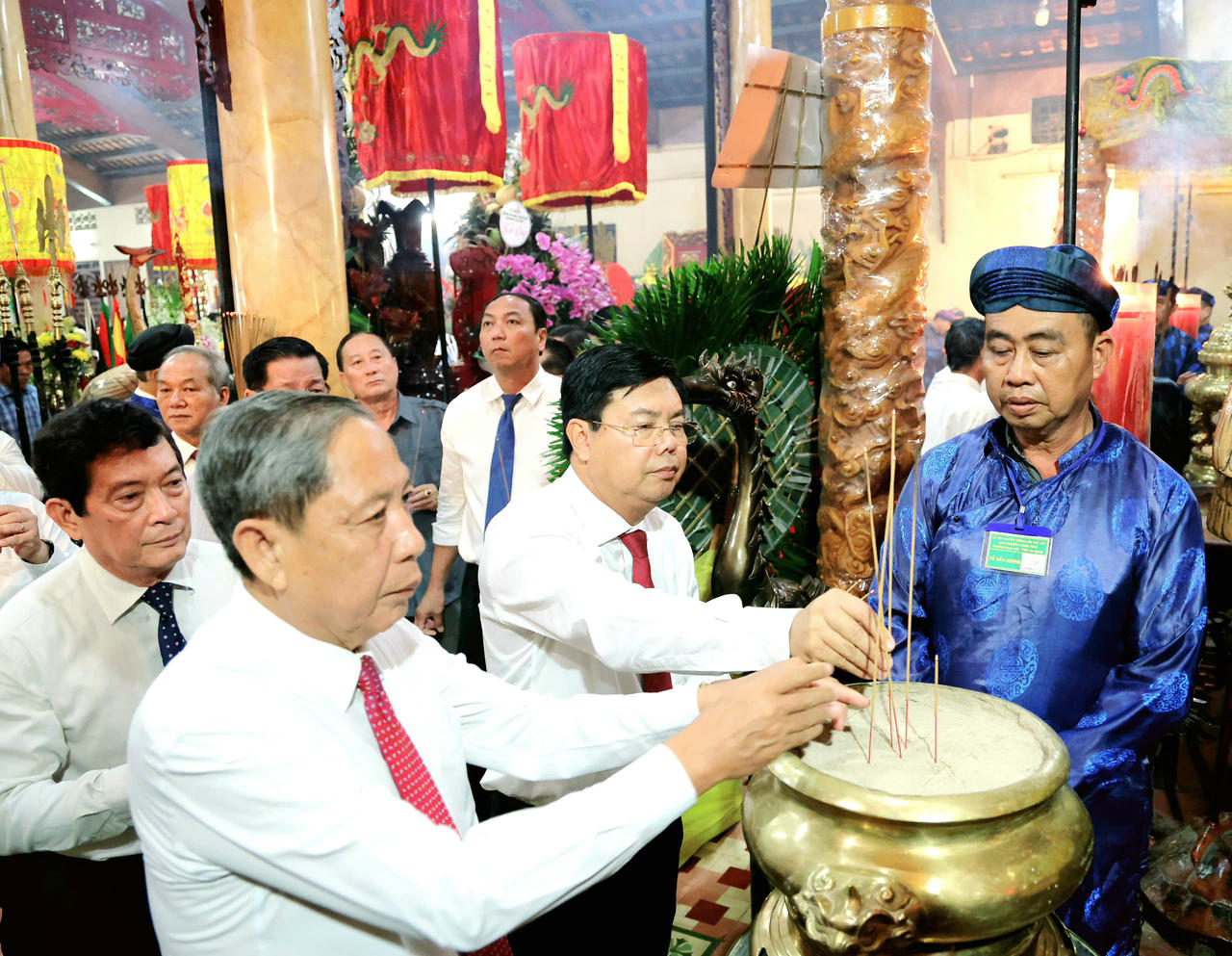 Ủy viên Ban Chấp hành Trung ương Đảng, Bí thư Tỉnh ủy An Giang Nguyễn Tiến Hải thắp hương Anh hùng dân tộc Nguyễn Trung Trực.