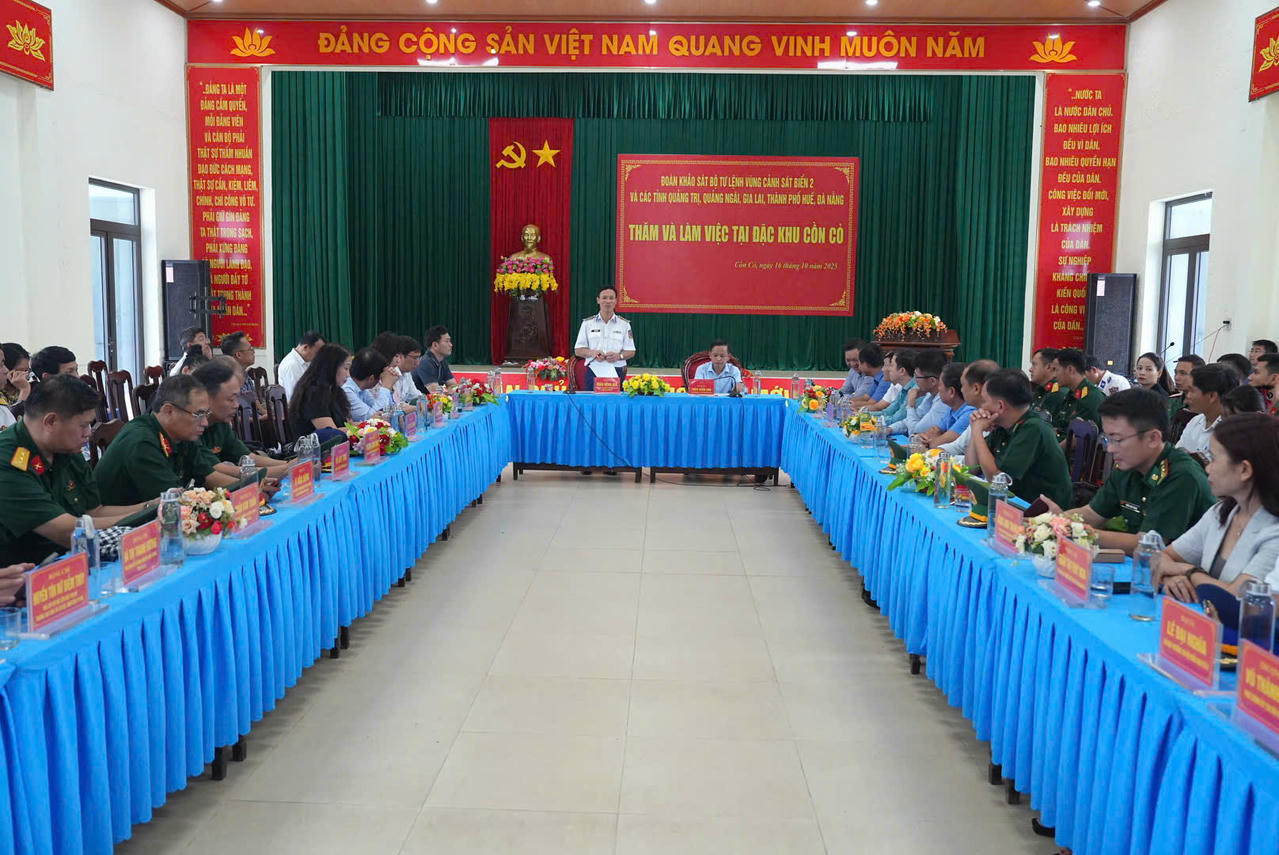 Đoàn công tác làm việc tại với lãnh đạo đặc khu Cồn Cỏ.