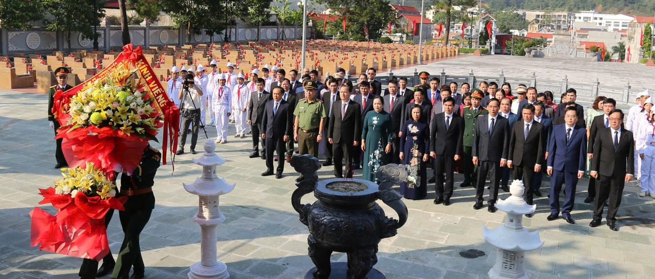 Bí thư tỉnh ủy Lạng Sơn Hoàng Quốc Khánh dẫn đầu đoàn đại biểu đã dâng hương, dâng hoa tại một số địa điểm nhân kỷ niệm 75 năm Ngày Giải phóng Lạng Sơn.