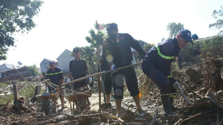 Trời nắng to khiến mùi hôi bốc lên nồng nặc, gây thêm trở ngại cho việc dọn dẹp