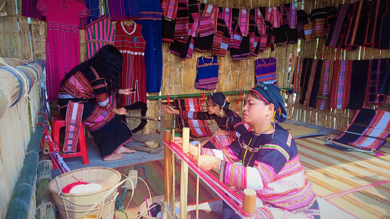 Nghề dệt thổ cẩm của đồng bào miền núi tỉnh Gia Lai.