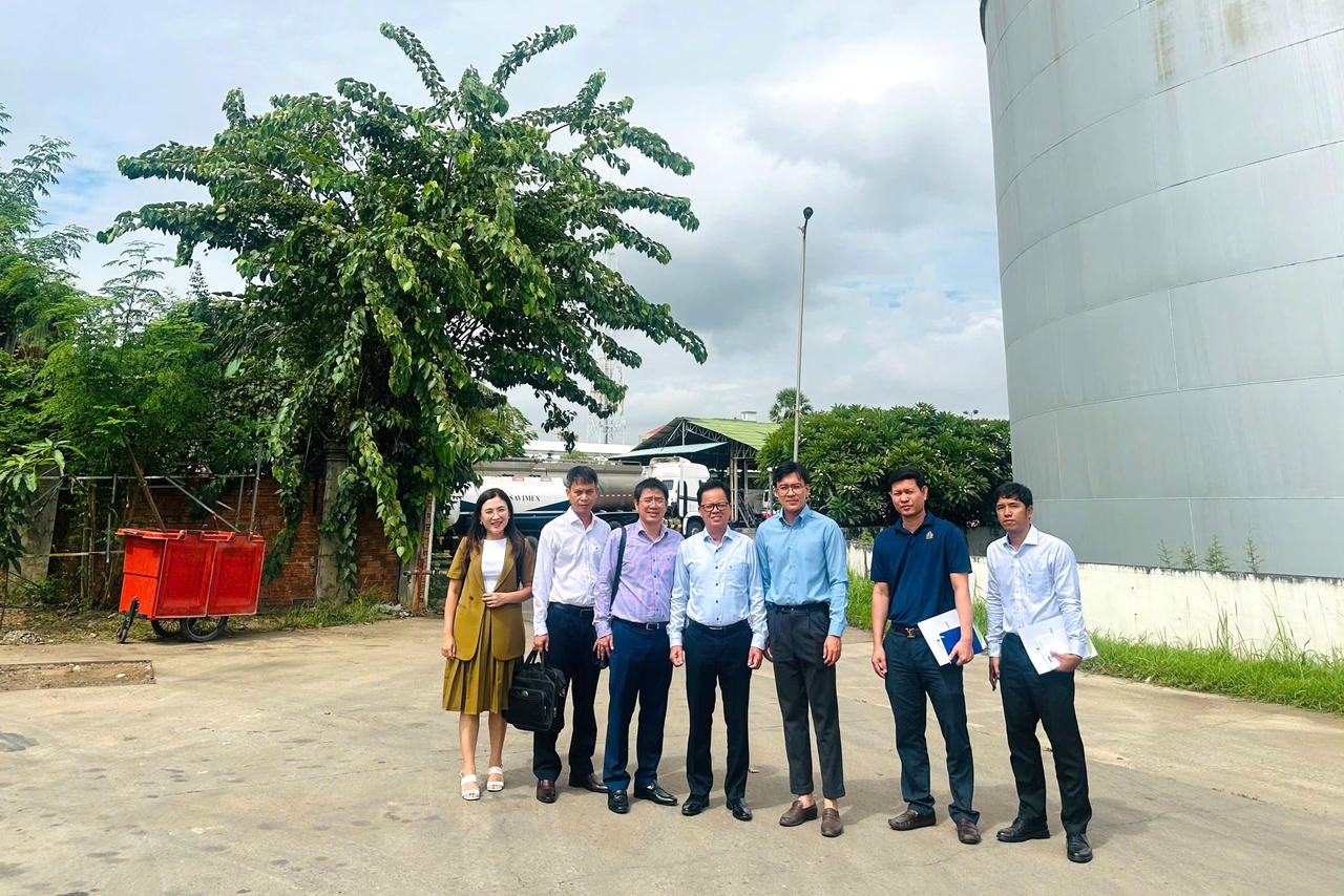 Đoàn công tác BSR tham quan thực tế tại bồn bể chứa sản phẩm của công ty Savimex.