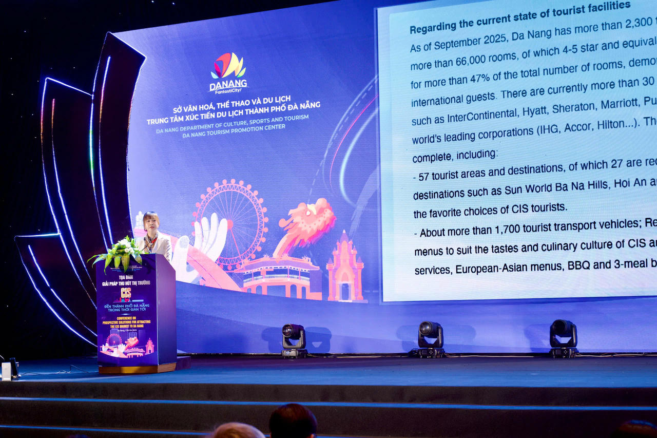 Bà Lê Thị Ái Diệp trình bày tham luận trong khuôn khổ buổi Tọa đàm.