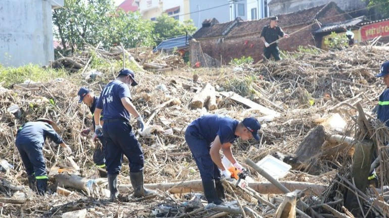 Bùn đất, rác thải, cành cây đổ gãy… ngổn ngang sau trận lụt lịch sử.
