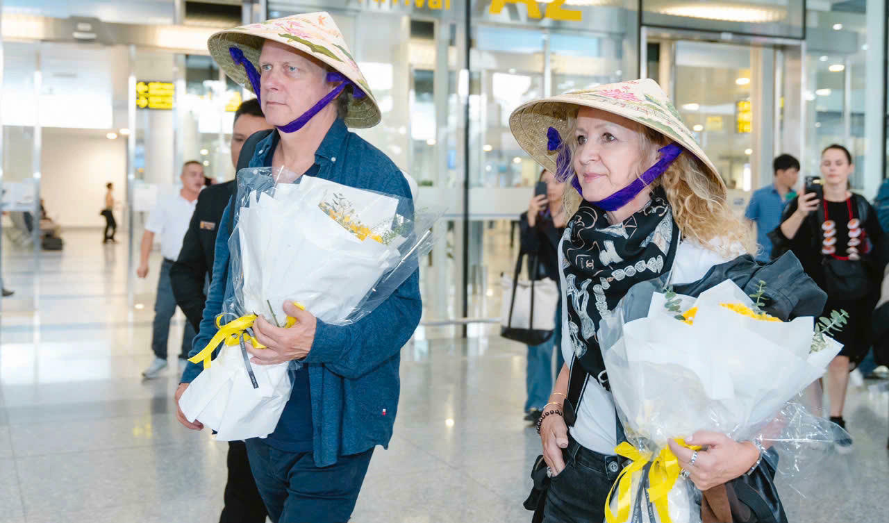 Bộ đôi huyền thoại Secret Garden thích thú khi đội nón lá và sẽ đem tới những bản nhạc hay dành tặng khán giả Việt Nam (Ảnh: BTC).. 