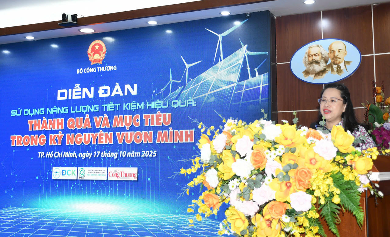 Bà Đỗ Thị Minh Trâm - Phó Cục trưởng Cục Đổi mới sáng tạo, chuyển đổi xanh và Khuyến công (Bộ Công Thương) phát biểu tại Diễn đàn. Ảnh: BTC