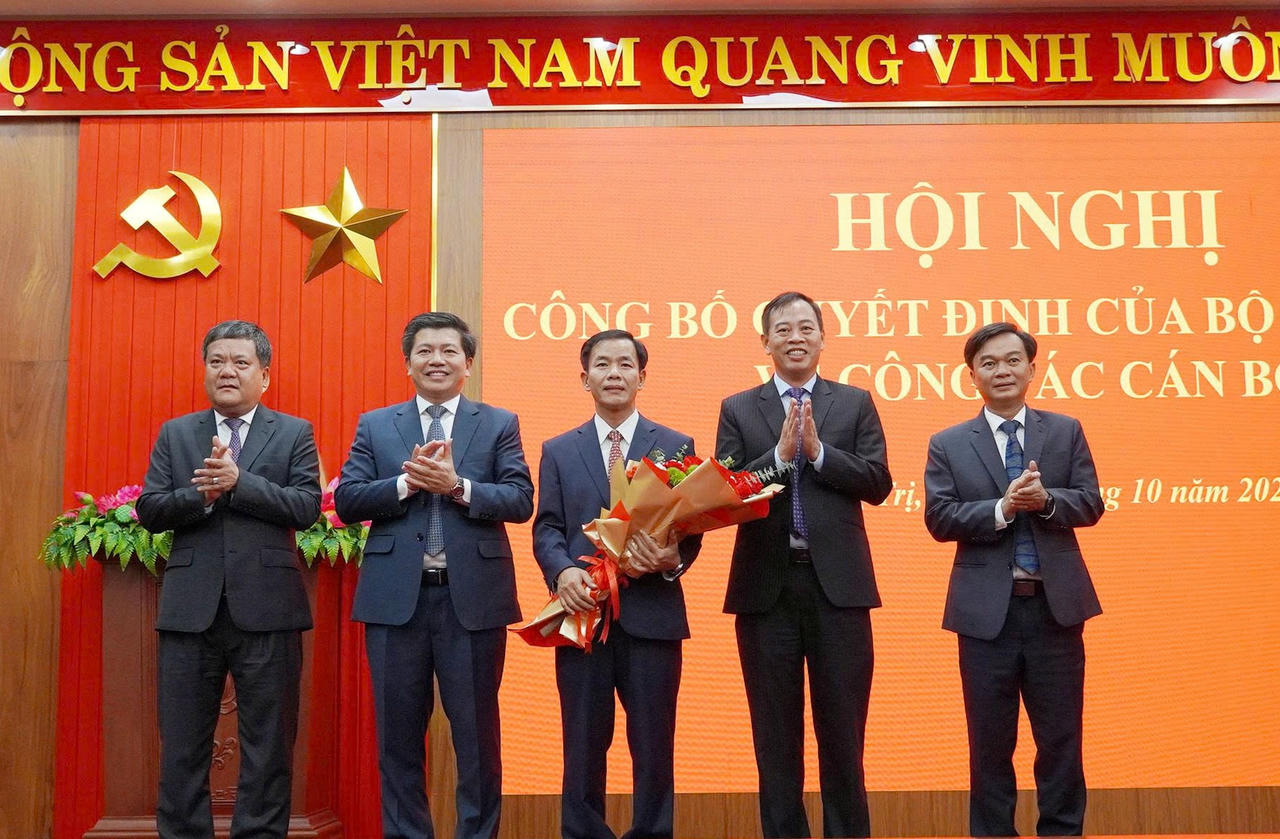 Đại diện Ban Thường vụ Tỉnh ủy Quảng Trị tặng hoa chúc mừng tân Bí thư Tỉnh ủy. Ảnh: Nguyên Nguyên