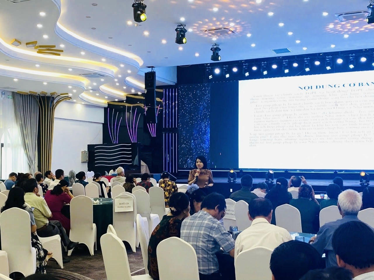 Báo cáo viên Thạc sỹ Lê Thị Thúy - Giám đốc Trung tâm Thông tin pháp luật và hỗ trợ, trợ giúp pháp lý thuộc Cục Phổ biến, giáo dục pháp luật và Trợ giúp pháp lý