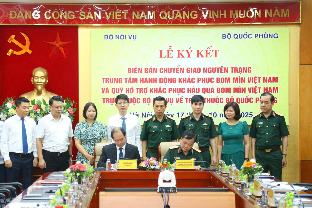 Chuyển giao hai đơn vị khắc phục hậu quả bom mìn về Bộ Quốc phòng