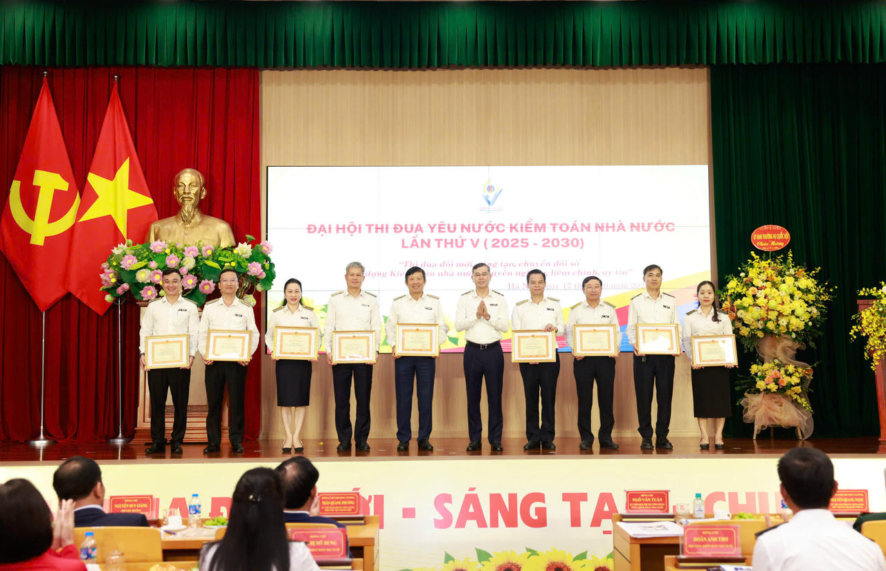 Tặng Bằng khen của Tổng Kiểm toán Nhà nước đối với các tập thể, cá nhân có thành tích xuất sắc trong giai đoạn 2020-2025