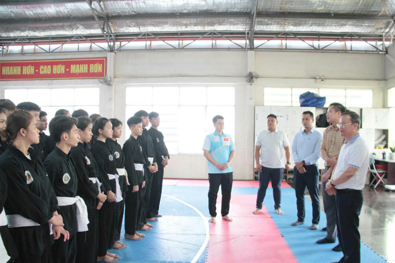 Phó Cục trưởng Nguyễn Hồng Minh tới thăm từng đội tuyển tập luyện 
tại Trung tâm đào tạo VĐV cấp cao quốc gia. (Nguồn: Cục TDTT)