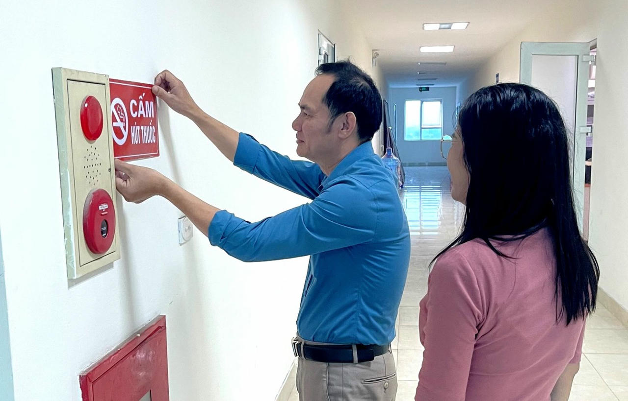 Các cơ quan, công sở, trường học, các khu vui chơi giải trí có biển cấm hút thuốc lá.