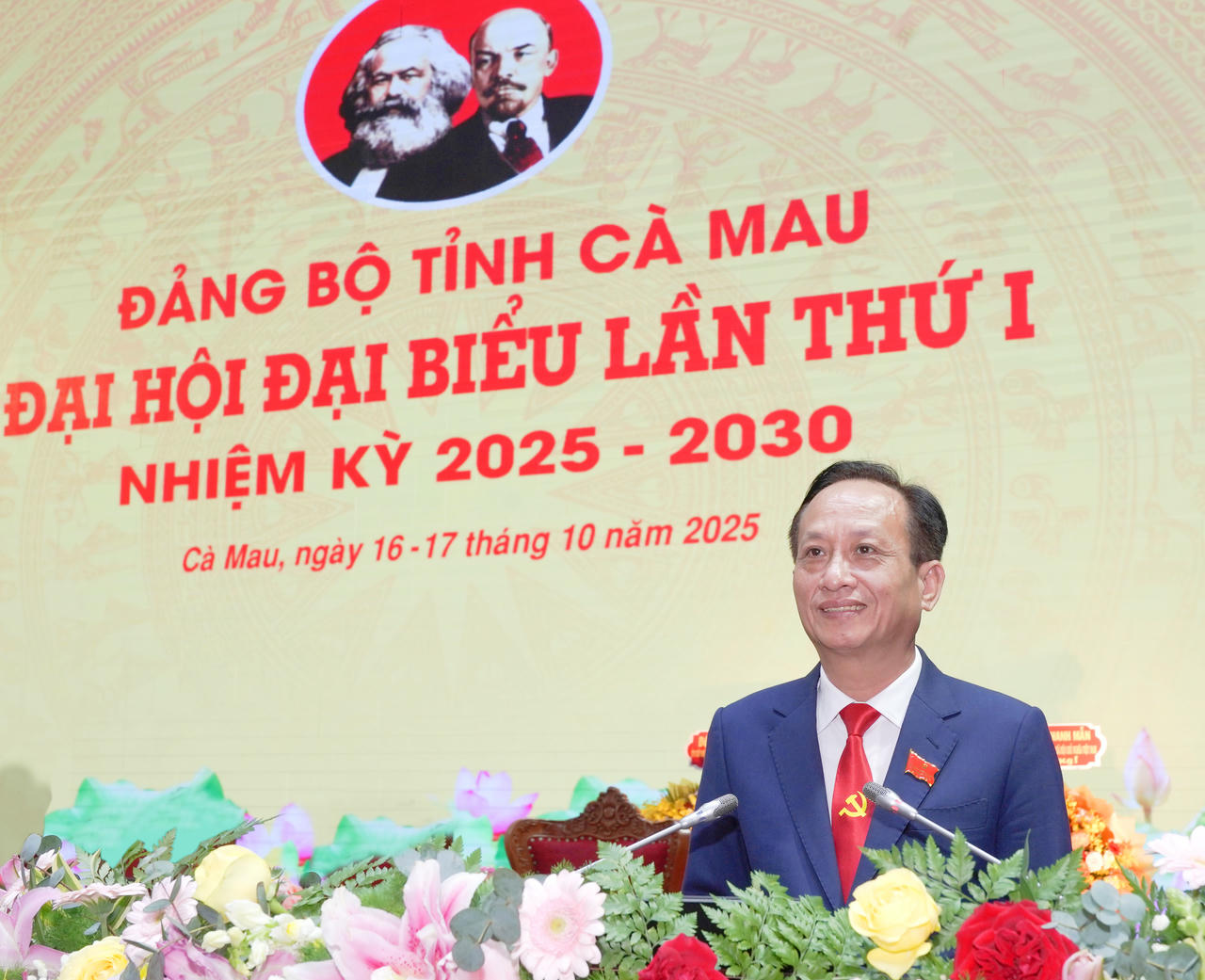 Ông Phạm Văn Thiều - Phó Bí thư Tỉnh ủy, Chủ tịch HĐND tỉnh Cà Mau, trình bày báo cáo chính trị tóm tắt của Ban Chấp hành Đảng bộ tỉnh nhiệm kỳ 2020 – 2025 (Ảnh: BTC Đại hội).