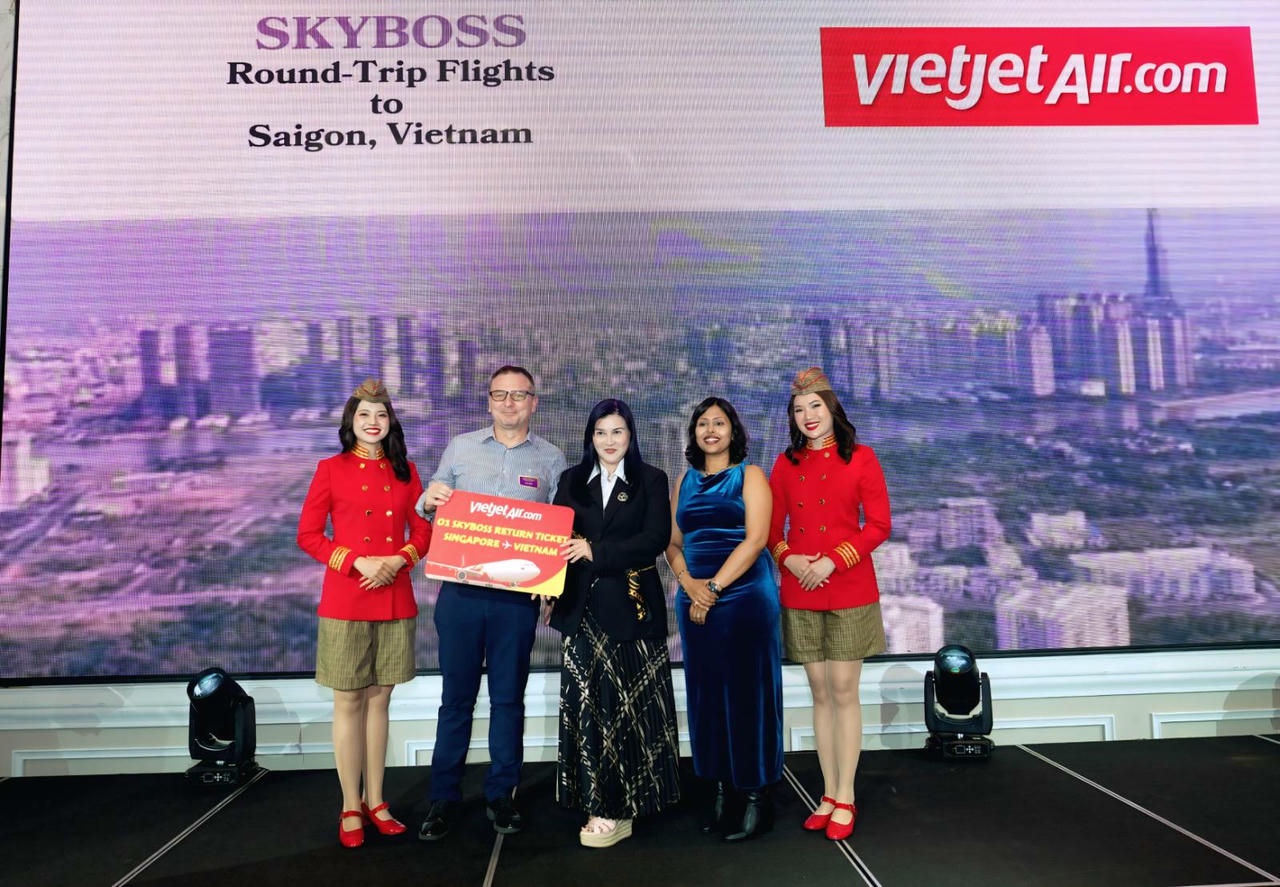 Vietjet trao tặng nhiều phần quà khích lệ những sáng kiến trao quyền cho phụ nữ tại Hội nghị.