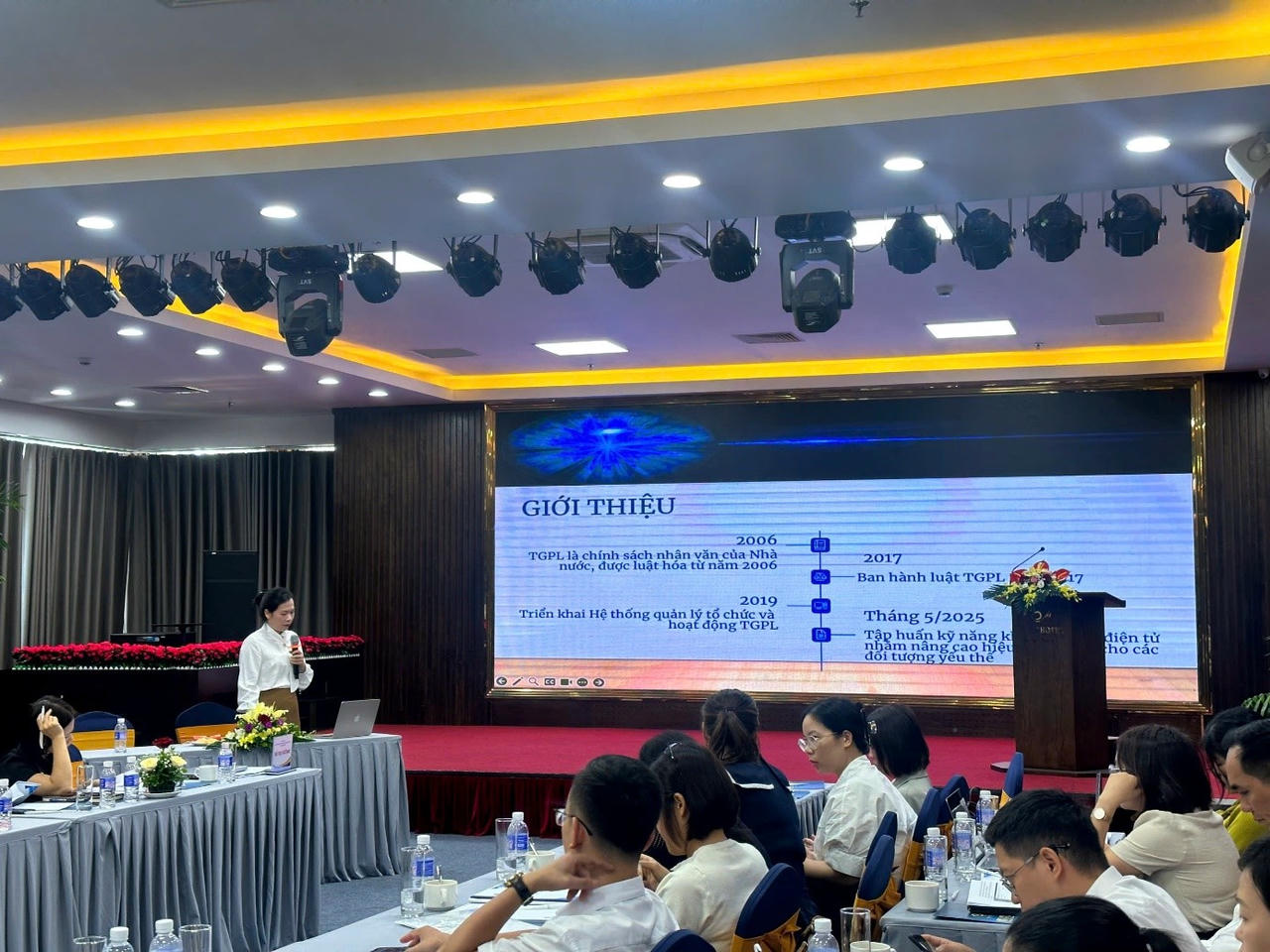 Bà Đỗ Thị Hảo – Phó Trưởng phòng Phòng Chuyển đổi số, Cục Công nghệ thông tin, Bộ Tư pháp báo cáo tại Hội nghị