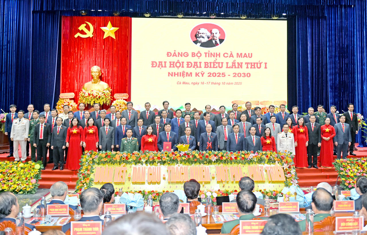 Ban Chấp hành Đảng bộ tỉnh Cà Mau khóa I, nhiệm kỳ 2025 – 2030 và Đoàn đại biểu tỉnh dự Đại hội đại biểu toàn quốc lần thứ XIV của Đảng ra mắt Đại hội (Ảnh: BTC Đại hội).