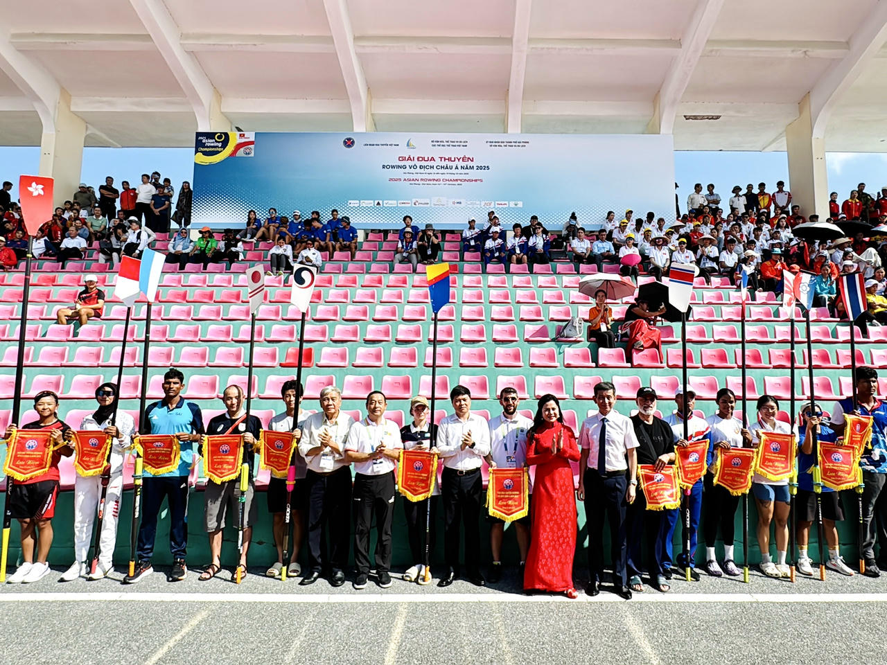 Lãnh đạo tặng cờ lưu niệm cho các đoàn tham dự giải