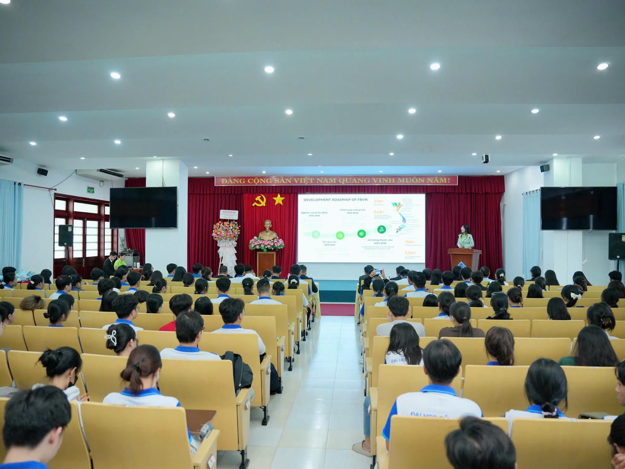 Toàn cảnh Hội nghị Sinh viên về Phát triển Thực phẩm bền vững và Lễ ra mắt Học bổng Anh hùng Thực phẩm 2025, nơi kết nối tri thức, nuôi dưỡng ước mơ và lan tỏa tinh thần nhân ái.