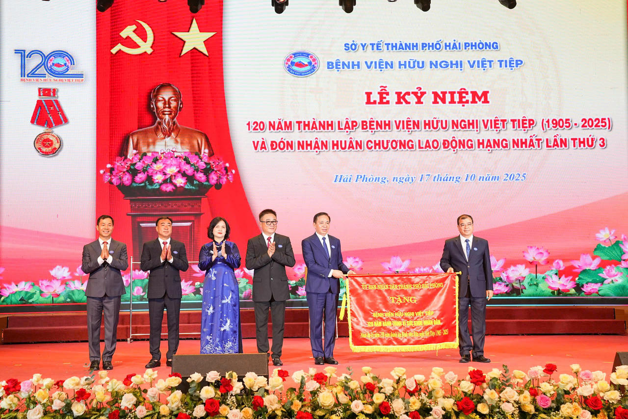 Ông Nguyễn Minh Hùng, Phó chủ tịch UBND TP Hải Phòng trao bức trướng tặng Bệnh viện Hữu nghị Việt Tiệp.