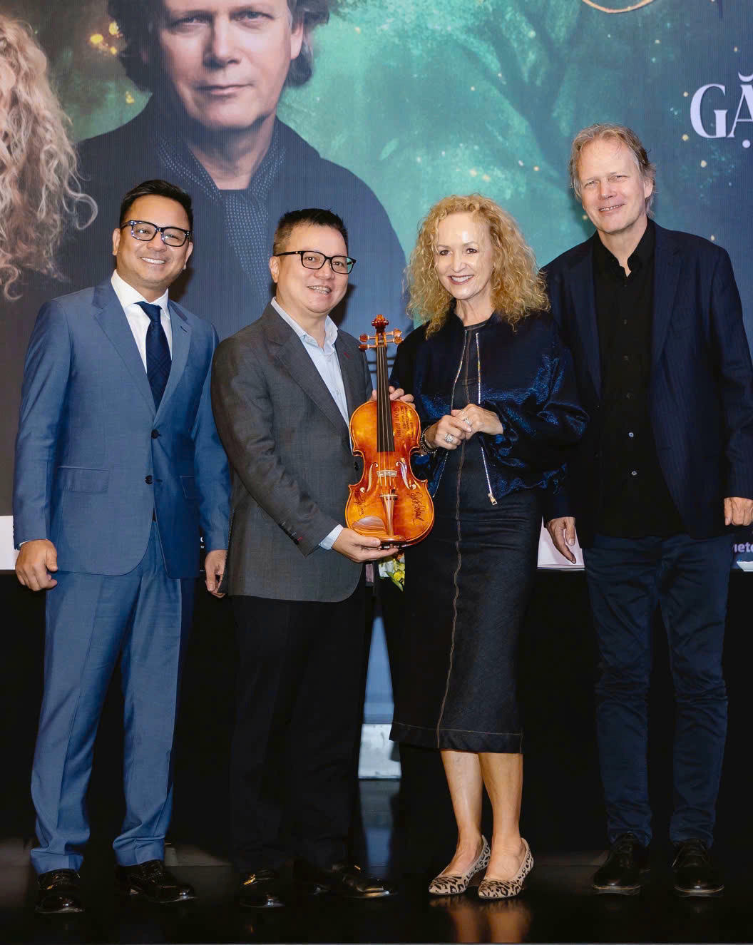 
Nhóm nhạc tặng đàn cho ban tổ chức chương trình “Secret Garden Live in Vietnam" (ảnh BTC).