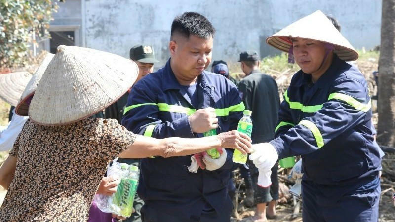 Nhiều bà con đã mang nước uống, đồ ăn nhẹ đến tiếp sức, động viên cán bộ, chiến sĩ.