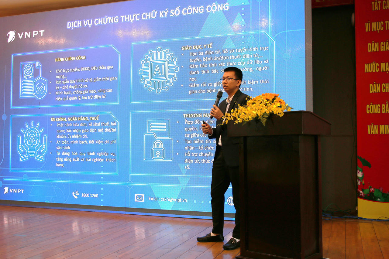 Ông Đỗ Kế Công, Phó Giám đốc Trung tâm dịch vụ số Doanh nghiệp VNPT Vinaphone giới thiệu các dịch vụ số tin cậy của VNPT.