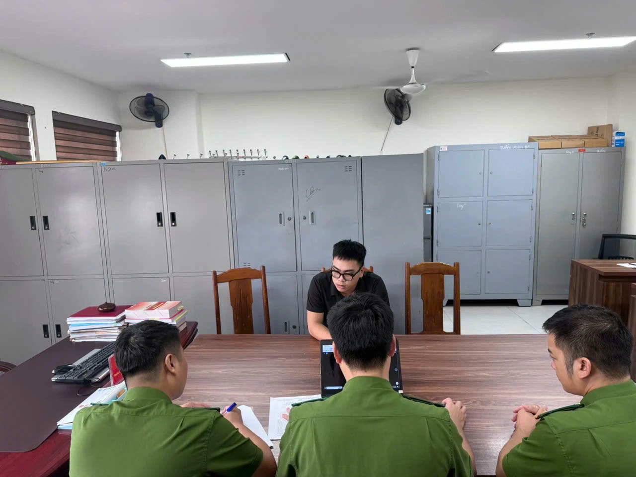 Lê Đăng Đức (sinh năm 1992, trú tại xã Thiệu Giao, tỉnh Thanh Hoá) là một trong những admin của các trang mạng xã hội có tên “Beat 36 Thanh Hóa”, “Beat Thanh Hóa” và “Hóng 36 Thanh Hóa” tại Cơ quan cảnh sát điều tra&nbsp; Công an tỉnh Thanh Hóa (Ảnh: Công an Thanh Hóa)