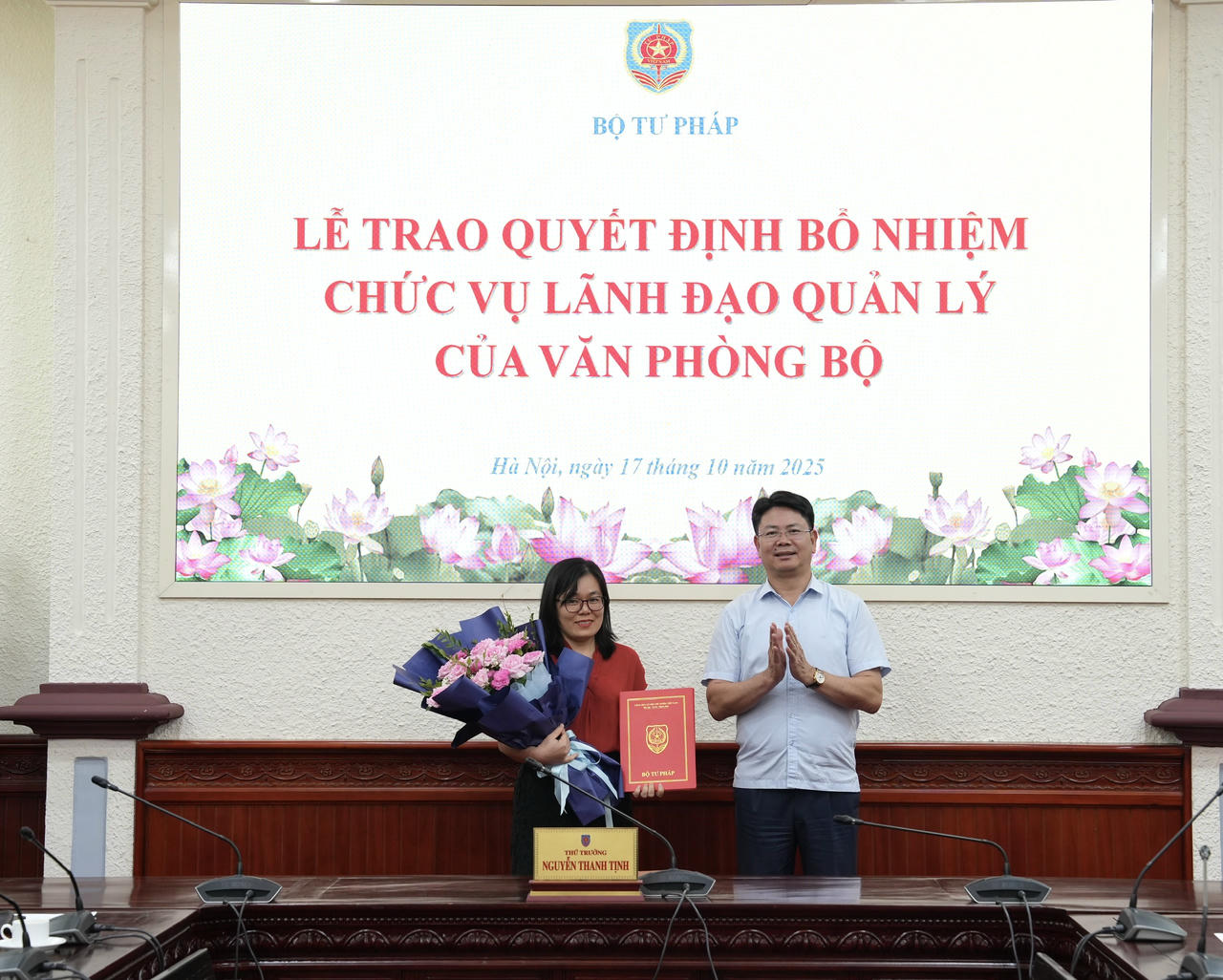 Thứ trưởng Nguyễn Thanh Tịnh trao quyết định bổ nhiệm đồng chí Đỗ Thị Kiều Ngân, Phó Trưởng phòng Phòng Tổng hợp giữ chức vụ Trưởng phòng Phòng Tổng hợp, Văn phòng Bộ Tư pháp. 