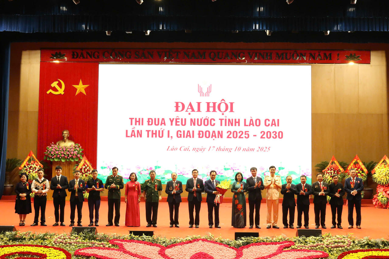 Bà Nguyễn Thị Tuyến - Ủy viên Ban Chấp hành Trung ương Đảng, Phó Chủ tịch Ủy ban Trung ương MTTQ Việt Nam, Chủ tịch Hội Liên hiệp Phụ nữ Việt Nam, Ủy viên Hội đồng Thi đua - Khen thưởng Trung ương tặng hoa Đoàn đại biểu tỉnh Lào Cai đi dự Đại hội Thi đua yêu nước toàn quốc lần thứ XI