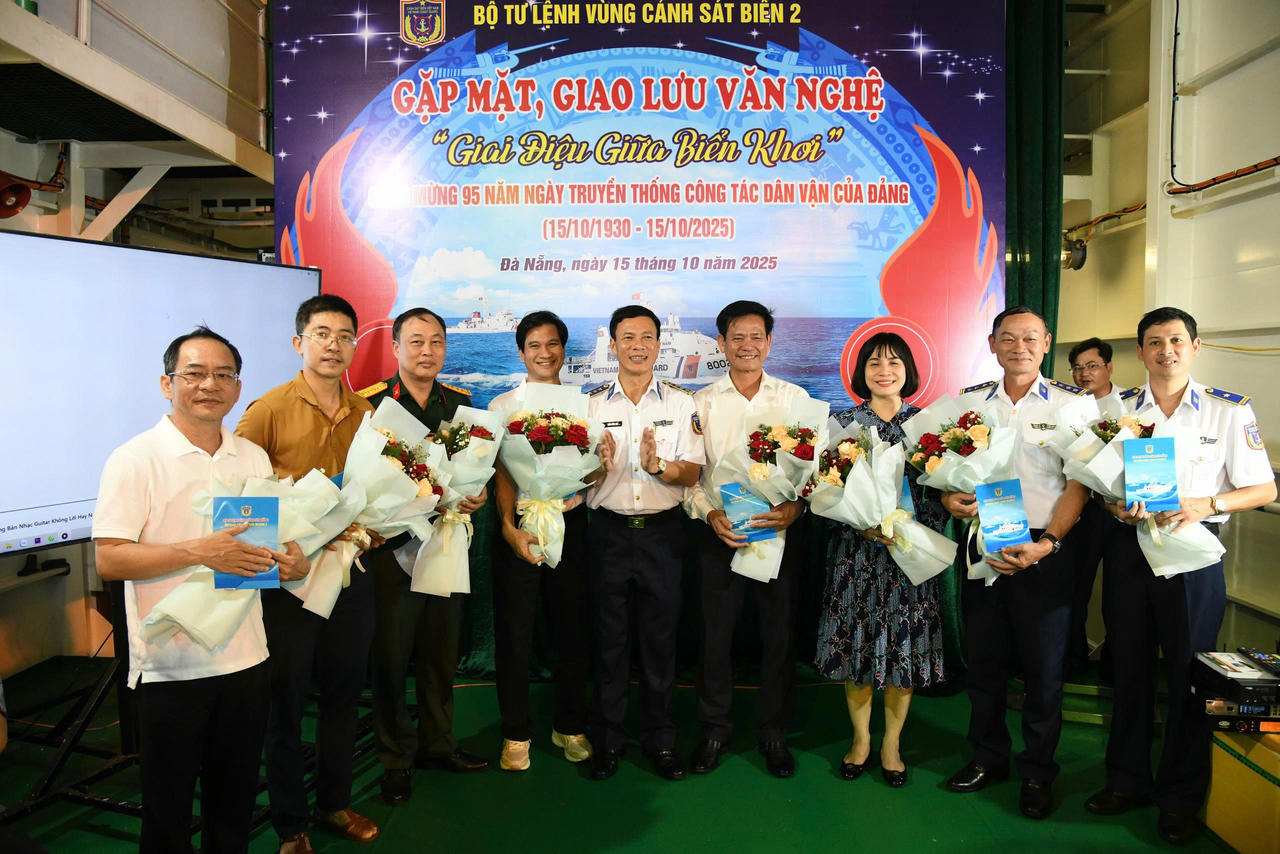 Chương trình gặp mặt, giao lưu văn nghệ “Giai điệu giữa biển khơi” trên tàu 390.