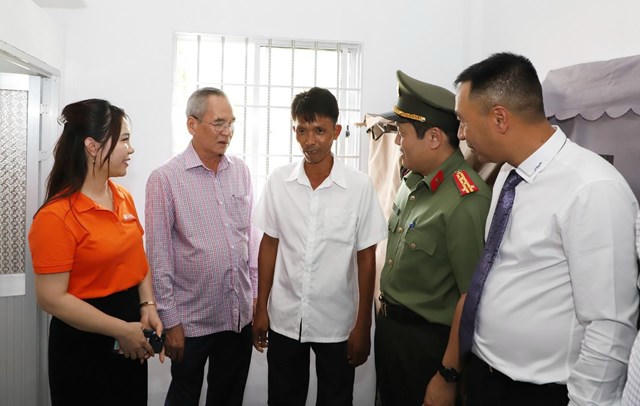 Lãnh đạo Bộ Công an, lãnh đạo tỉnh Bạc Liêu cùng đại diện Ngân hàng SHB thăm hỏi, trao nhà cho các hộ gia đình.