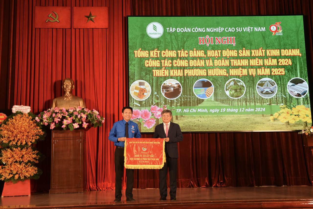 Đoàn Thanh niên VRG được tặng cờ thi đua