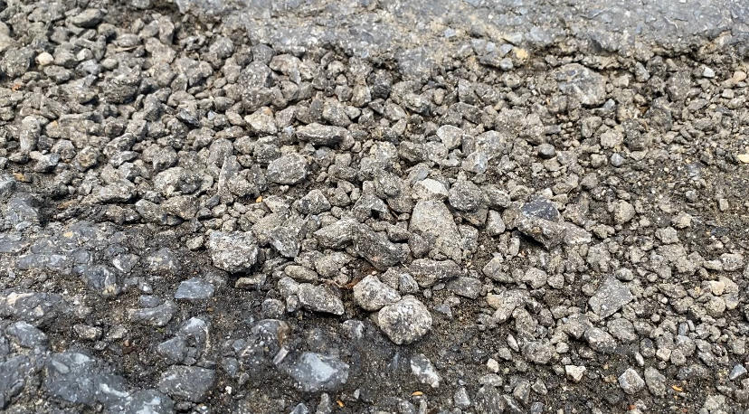 Mặt đường bong tróc, có dấu hiệu xuống cấp.