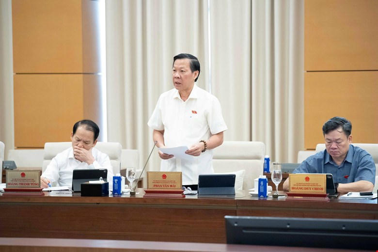 Chủ nhiệm Uỷ ban Kinh tế và Tài chính Phan Văn Mãi trình bày báo cáo thẩm tra tại phiên họp. (Ảnh: quochoi.vn).
