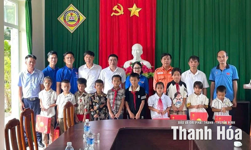 Trao quà, học bổng cho học sinh có hoàn cảnh khó khăn, vượt khó học giỏi tại trường Tiểu học và THCS xã Trung Sơn (Ảnh: Báo và Đài PTTH Thanh Hóa).